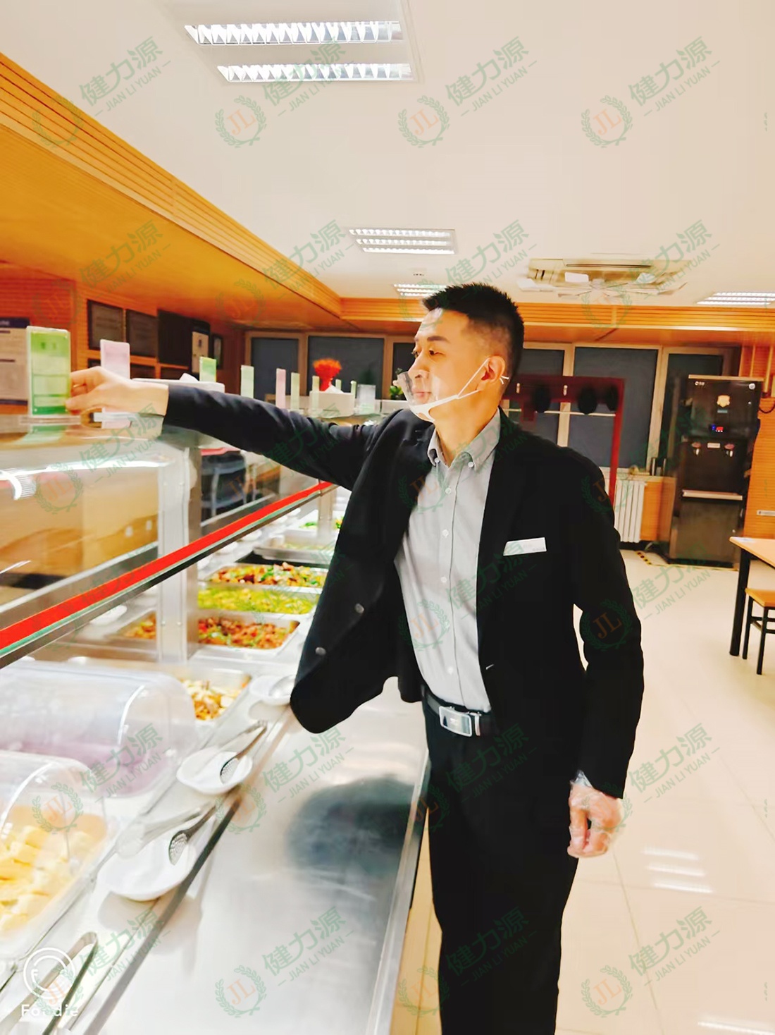 9號院餐廳經(jīng)理袁明學(xué)連續(xù)9年守崗 (1).jpg