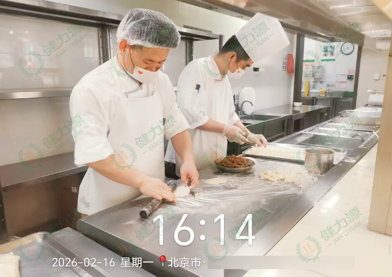 北京某空管餐廳 守崗員工正在包水餃 (1).jpg