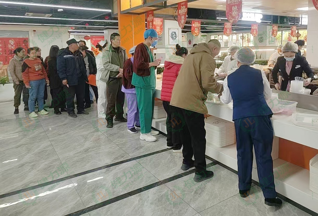 北京某醫(yī)院餐廳 守崗員工正在工作 (1).jpg