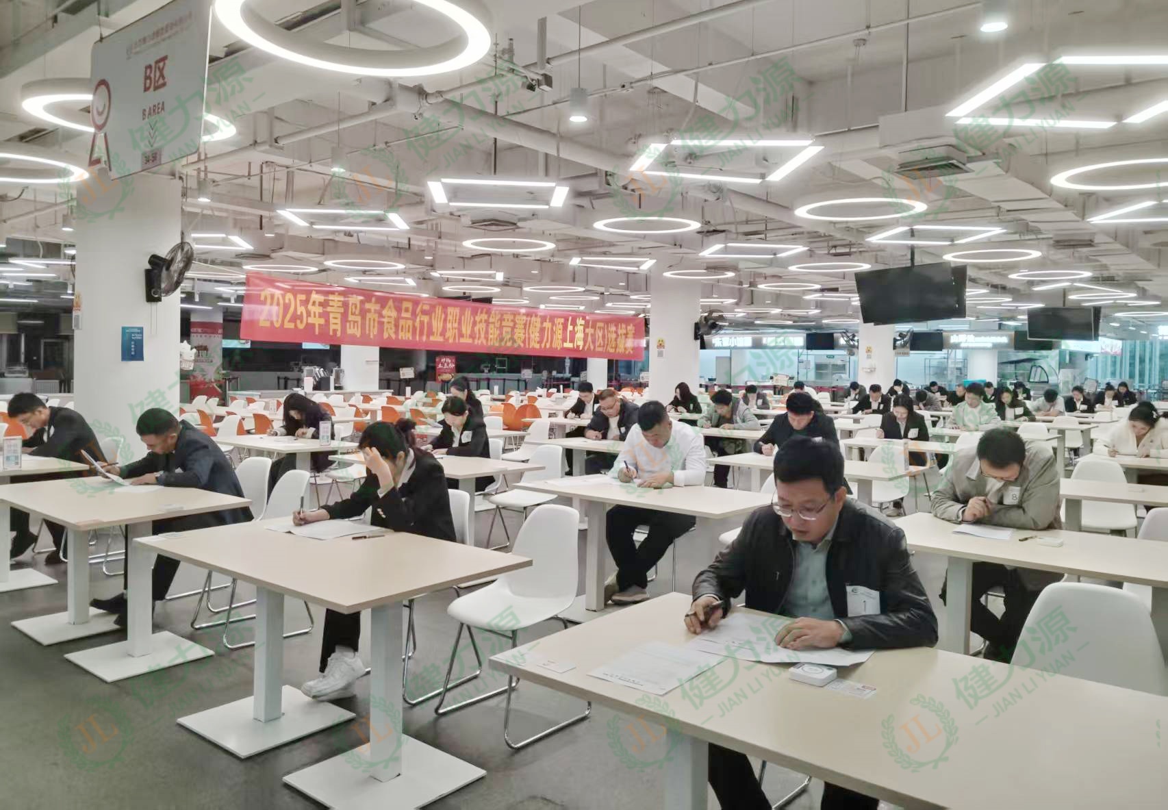 上海賽區(qū)筆試現(xiàn)場.jpg