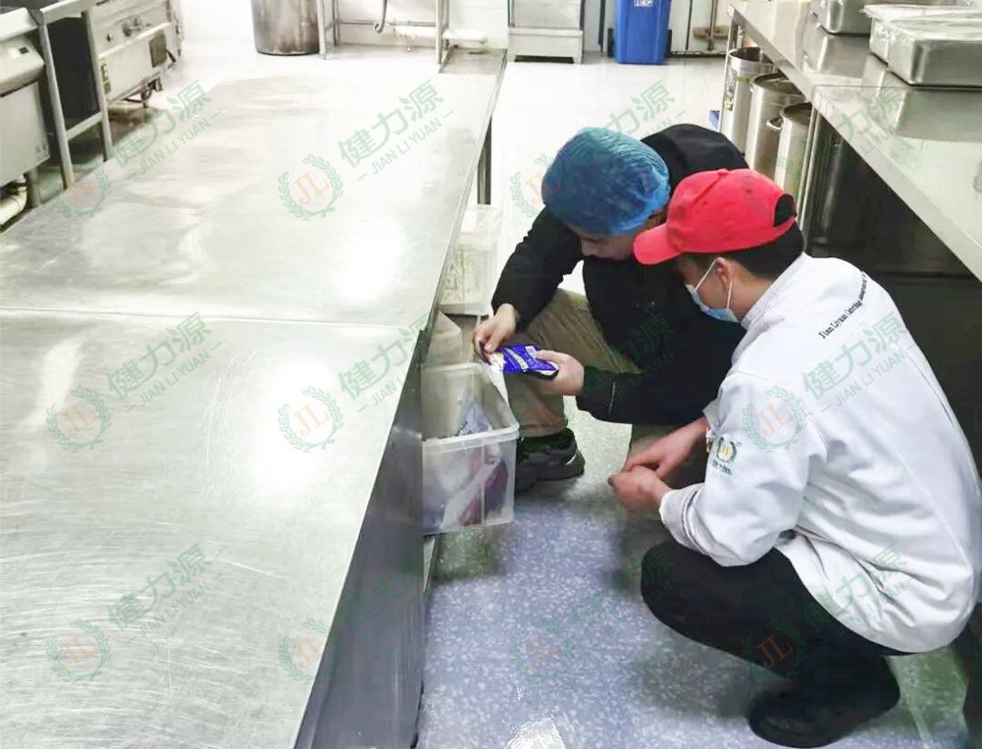 體系安全工作人員在餐廳現(xiàn)場檢查2 (1).jpg