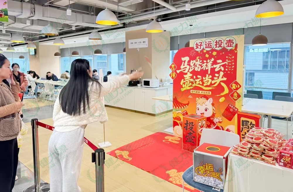 顧客參與“馬踏祥云 壺運當(dāng)頭”投壺小游戲 (1).jpg