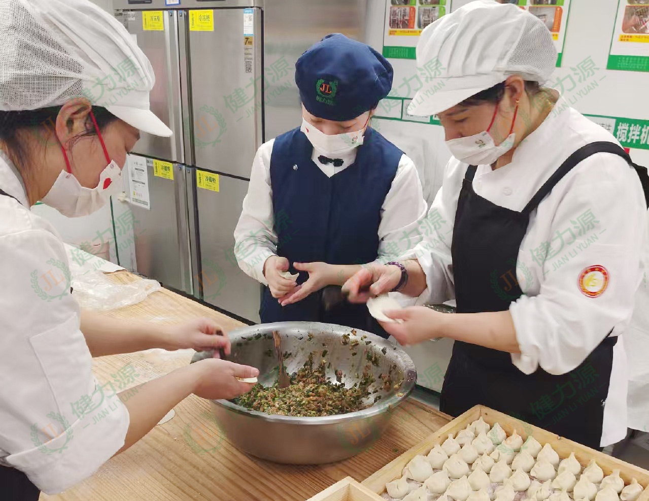 石家莊市委餐廳 守崗員工正在包水餃 (1).jpg