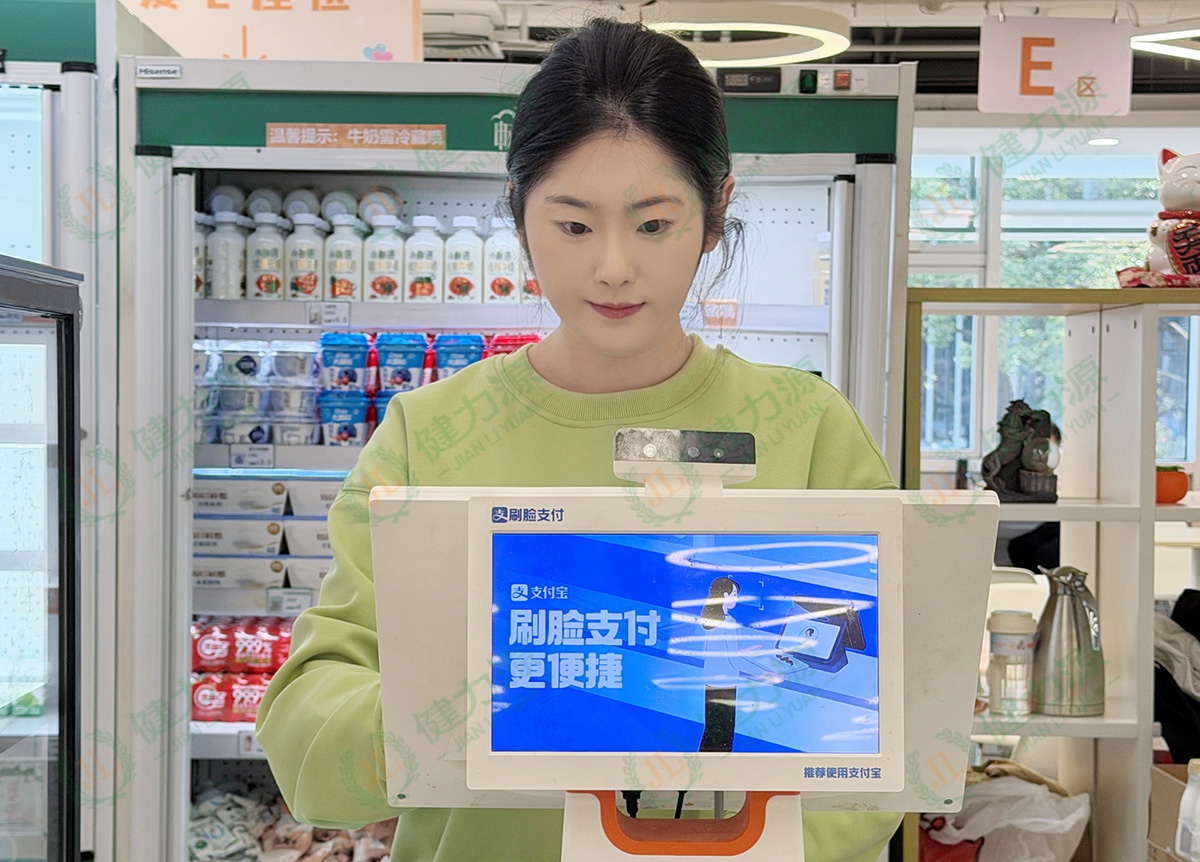 杭州阿里餐廳副經(jīng)理梁雪 連續(xù)多年守崗 (1).jpg