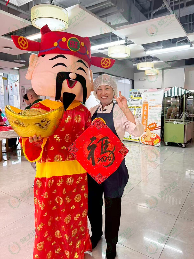 騰訊三星餐廳服務(wù)員楊鳳香 連續(xù)8年守崗 (1).jpg