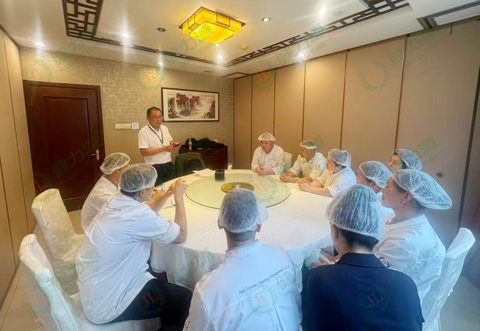 餐廳內(nèi)進(jìn)行專(zhuān)項(xiàng)安全培訓(xùn) (2).jpg