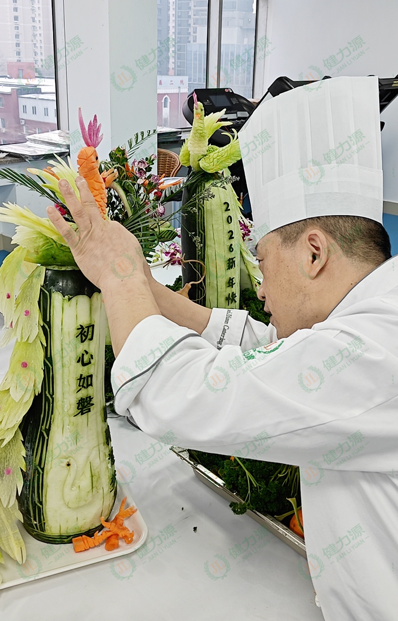 健力源廚師正在精心雕刻 (1).jpg