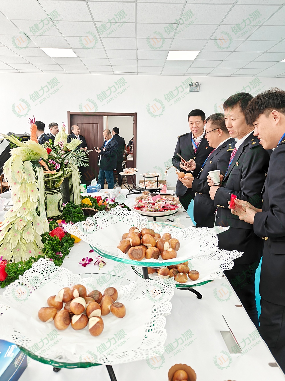 享用茶歇的顧客被孔雀雕刻所吸引 (1).jpg