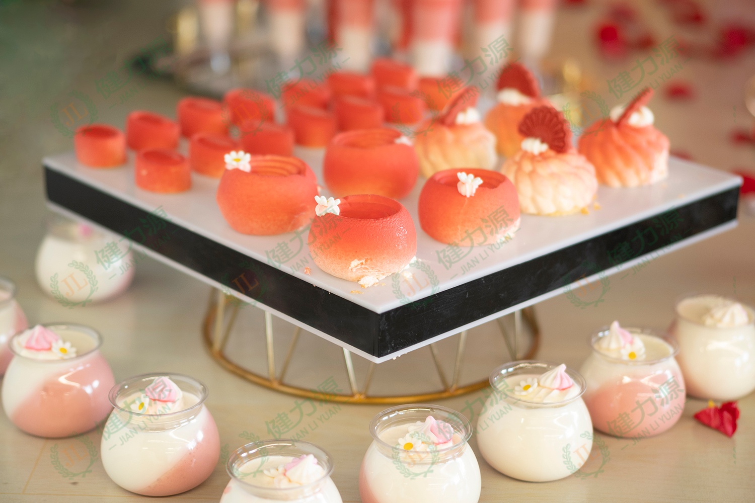 展臺(tái)上外觀精美、擺盤考究的甜品 (1).jpg