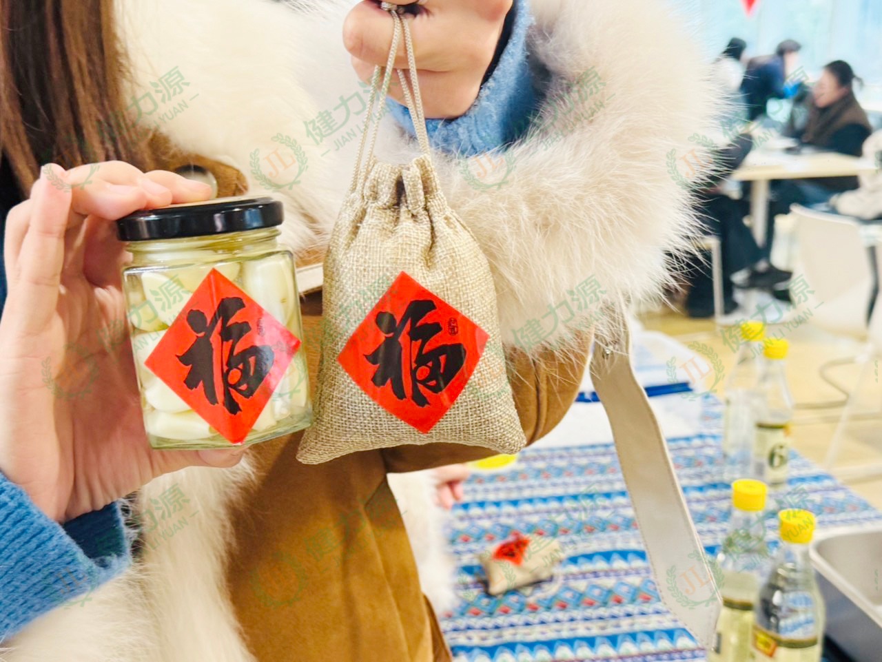 顧客展示臘八粥“福袋”和臘八蒜 (1).jpg