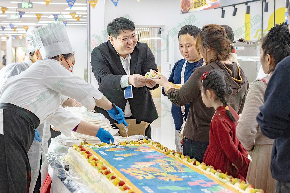 為顧客分發(fā)大蛋糕 (1).jpg