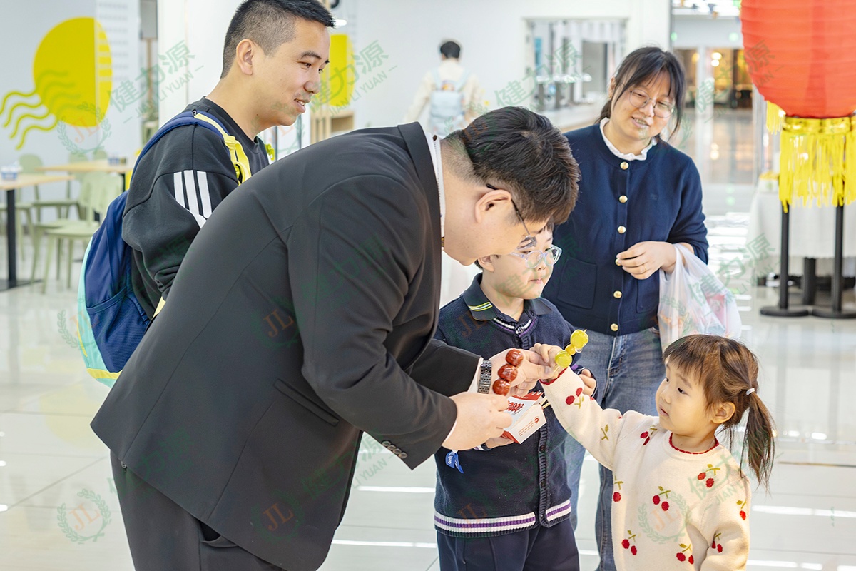 餐廳經(jīng)理給小朋友遞糖葫蘆 (1).jpg