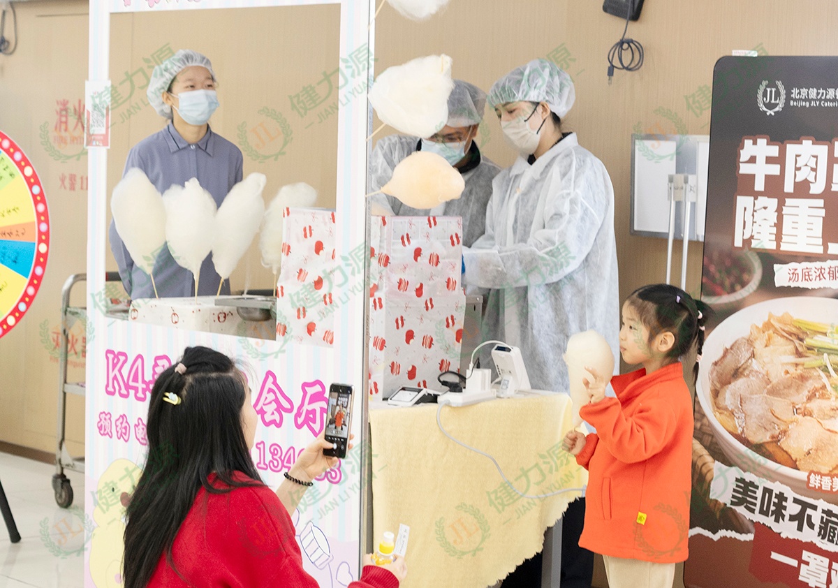 棉花糖花車前，顧客正在給孩子拍照 (1).jpg