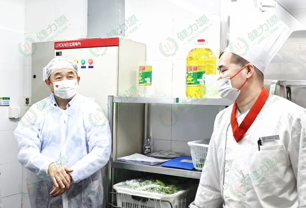 薦世新董事長同員工親切交談 (1).jpg