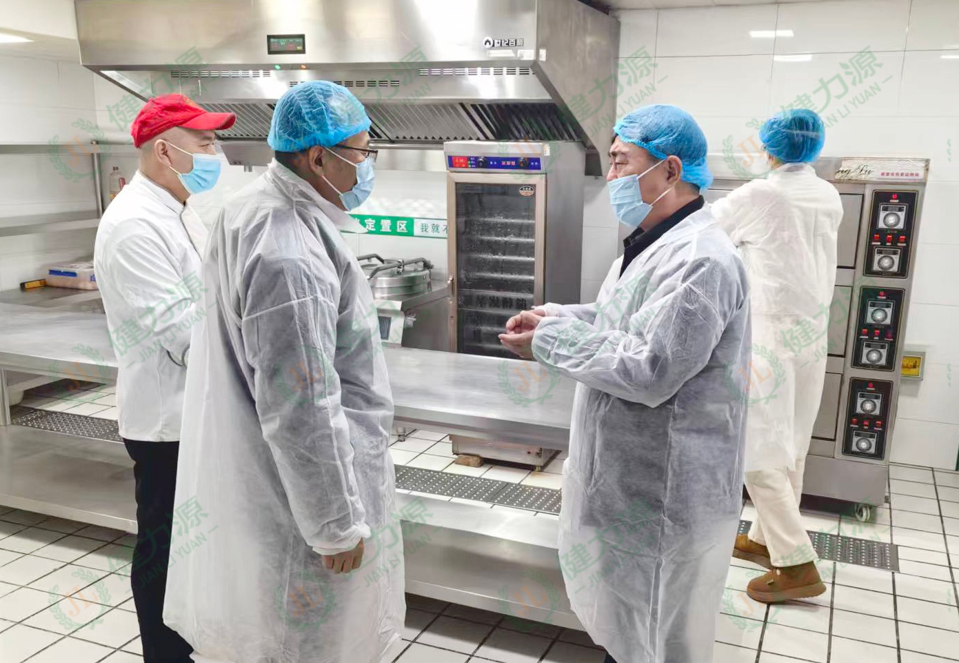 山東大區(qū)市場總經(jīng)理葛富升在餐廳現(xiàn)場檢查 (1).jpg