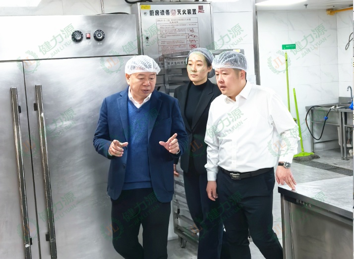 沈陽大區(qū)營運總經(jīng)理張克明在餐廳現(xiàn)場檢查 (1).jpg