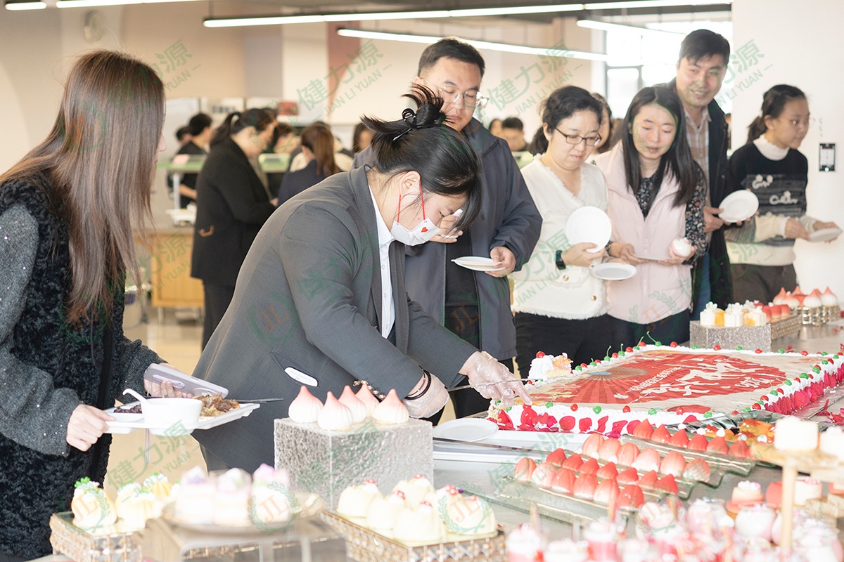 餐廳員工為顧客分發(fā)大蛋糕 (1).jpg