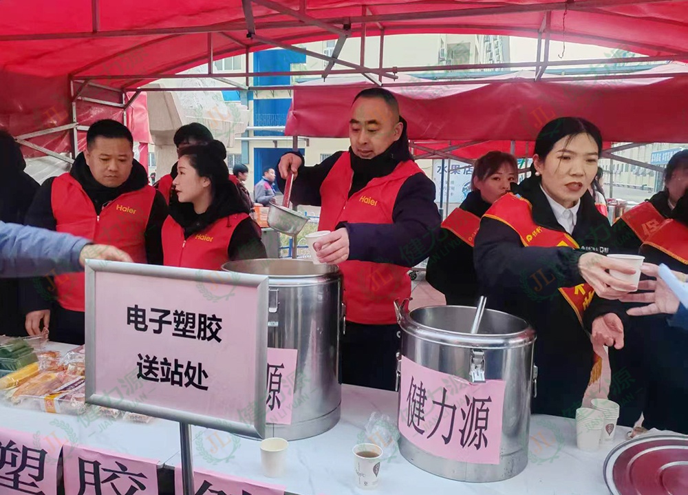 餐廳員工正在保障送站早餐 (1).jpg