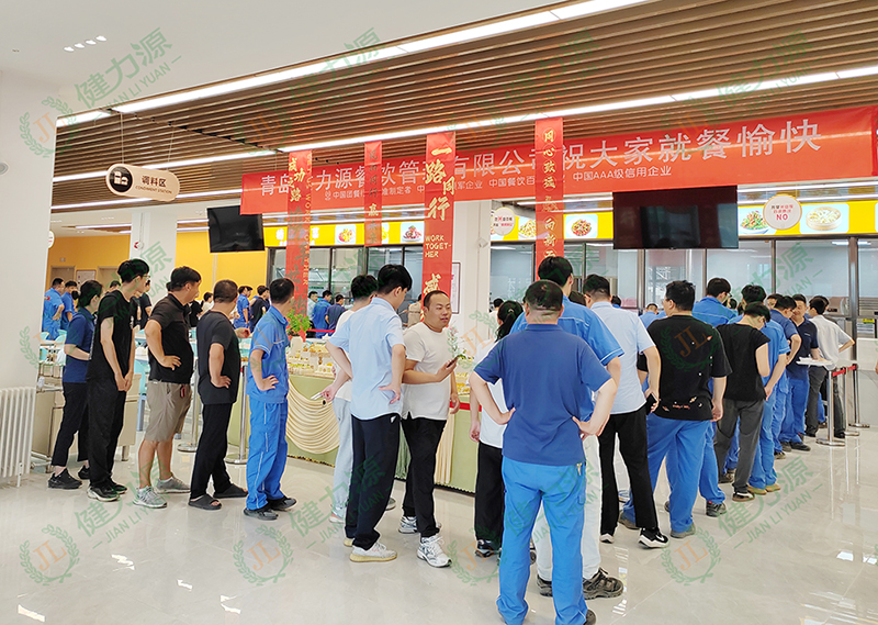 山東某地鐵公司餐廳 顧客們正在排隊(duì)就餐.jpg