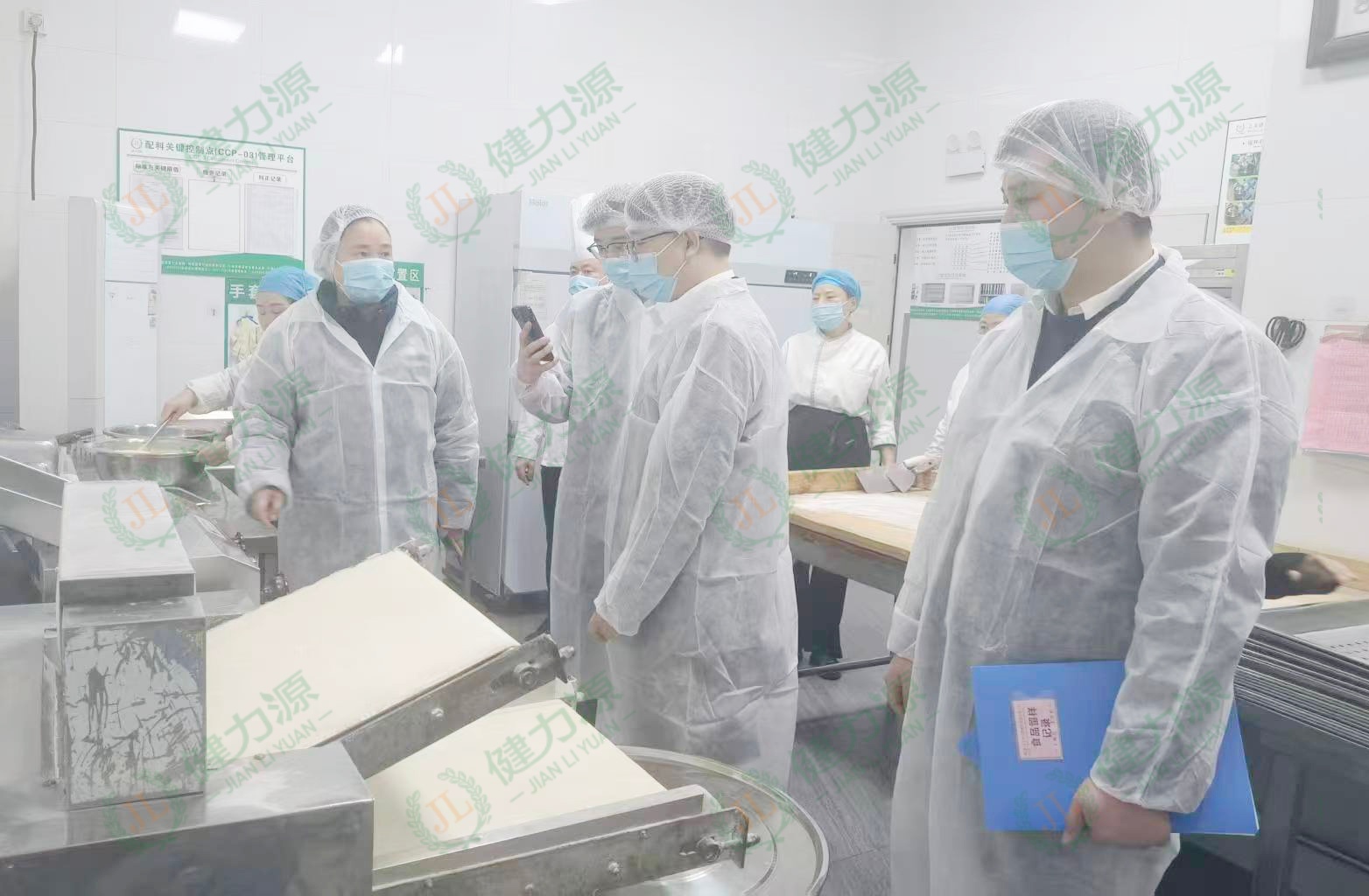 重慶大區(qū)營運總經(jīng)理辛海燕在餐廳現(xiàn)場檢查 (1).jpg